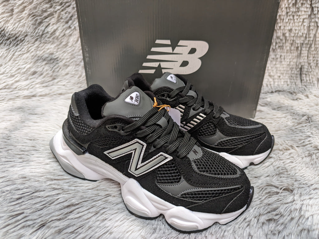 New Balance 9060 Negro/Blanco Gamuza